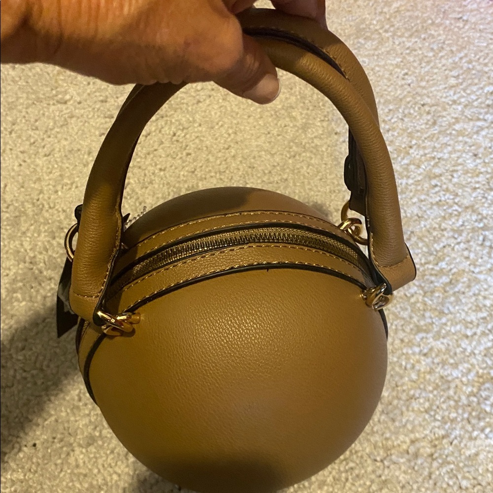 Deluxity LA Round Tan Handbag with Gold Chain NWT - Picture 3 of 5